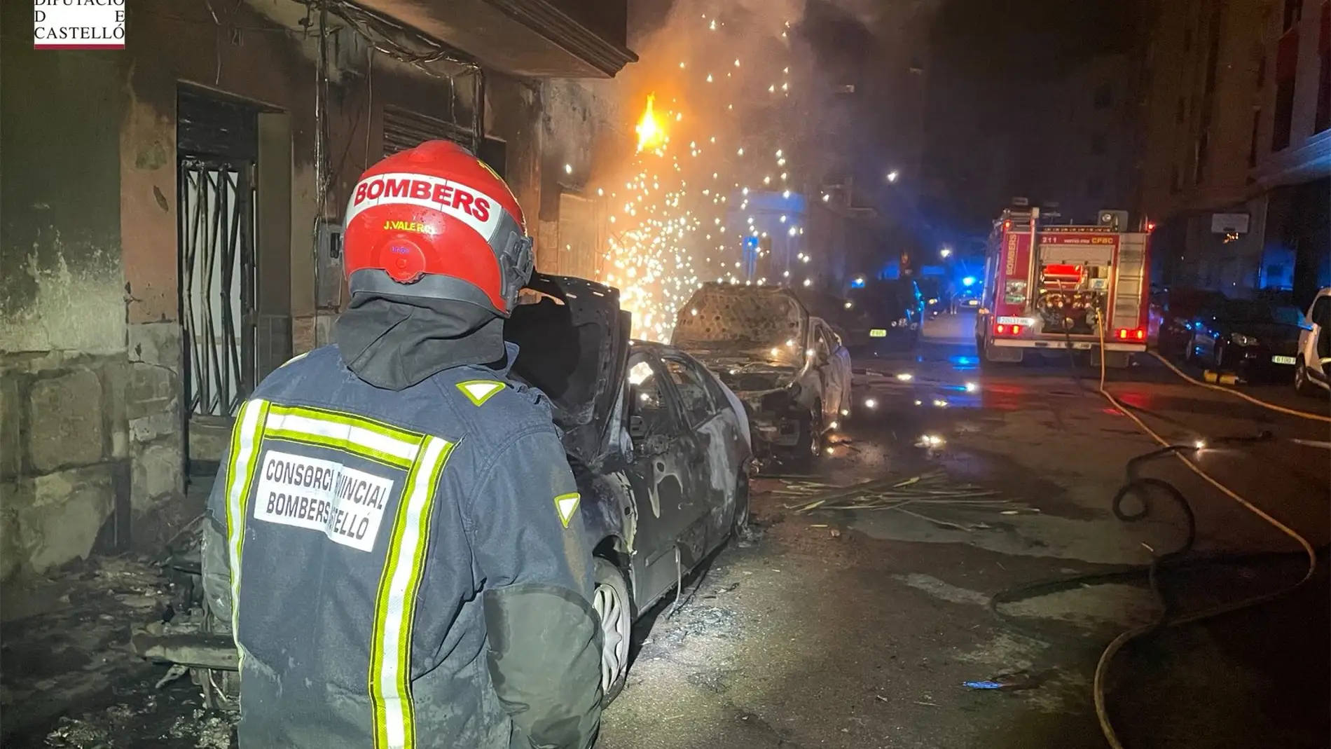 Rescatada una anciana en un incendio que afecta a 2 coches y a la fachada de 2 casas en Borriana