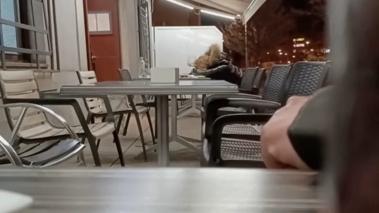 Mar&iacute;a Jes&uacute;s P&eacute;rez, la jueza pitonisa, en un estado lamentable en una c&eacute;ntrica terraza de A Coru&ntilde;a