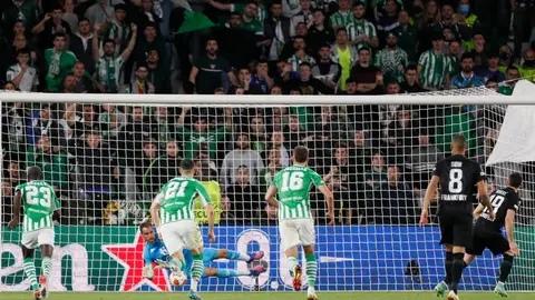 Claudio Bravo detiene un penalti a Santos Borré en el partido de ida. Claudio Bravo detiene un penalti a Santos Borré en el partido de ida.