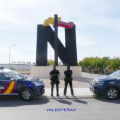 Imagen Policía Nacional en rotonda entrada a Valdepeñas