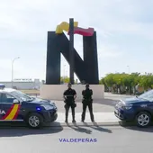 Imagen Policía Nacional en rotonda entrada a Valdepeñas Imagen Policía Nacional en rotonda entrada a Valdepeñas