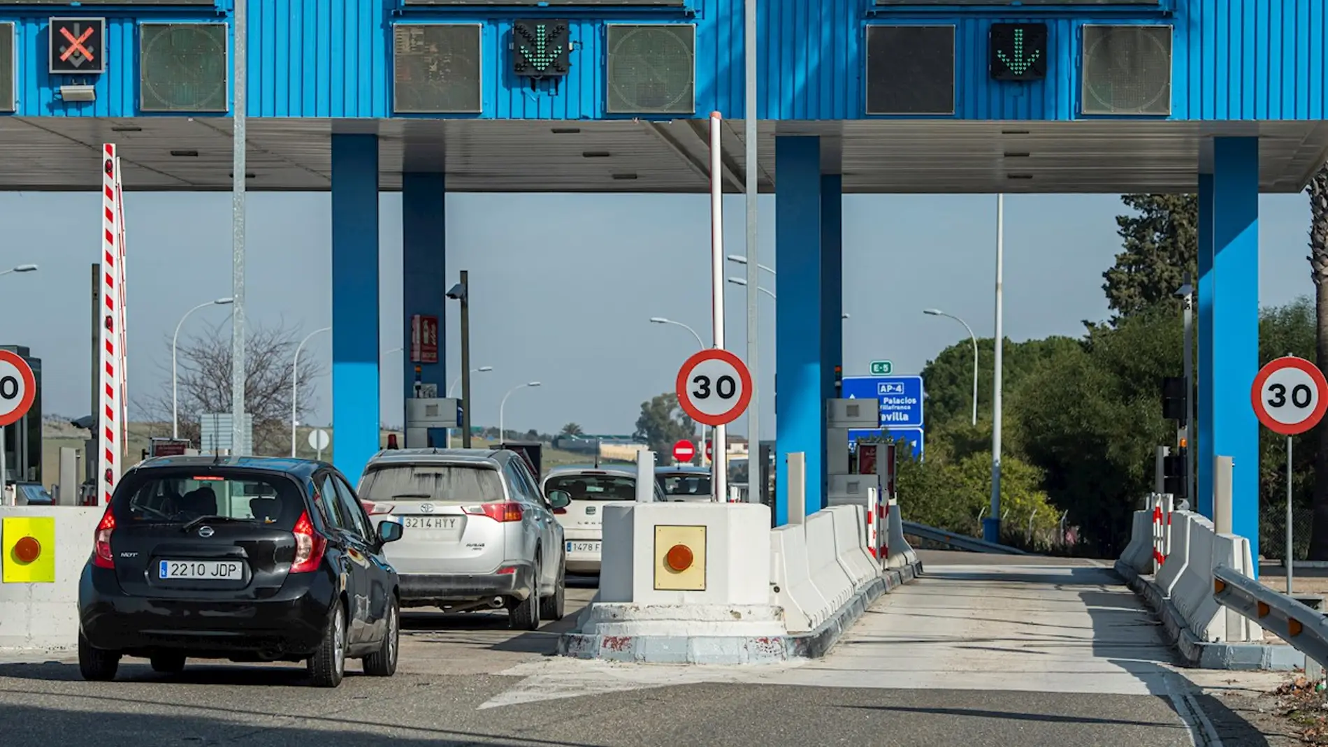 Imagen de archivo de una autopista con peajes.