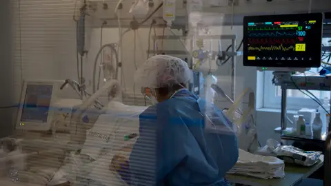 Paciente de covid y personal sanitario en el Hospital Clínic Paciente de covid y personal sanitario en el Hospital Clínic