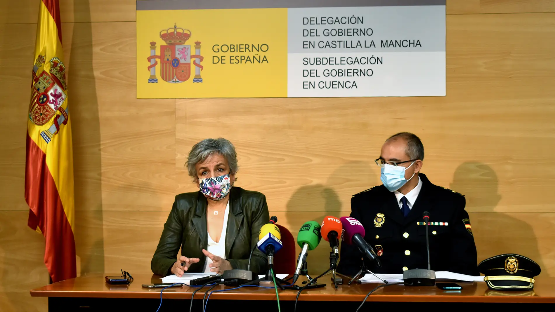 María Luz Fernández, subdelegada del Gobierno en Cuenca junto al jefe de la Brigada Provincial de Extranjería y Fronteras de la Comisaría Provincial de la Policía Nacional, Javier Mayordomo