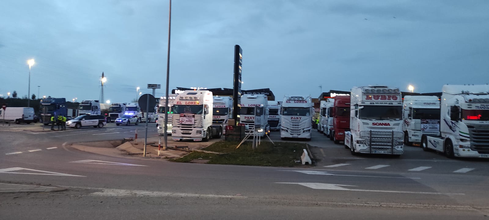 CEOE comparte las "reclamaciones" de transportistas pero pide "negociar en la mesa y que se deje trabajar al que quiera" CEOE comparte las "reclamaciones" de transportistas pero pide "negociar en la mesa y que se deje trabajar al que quiera"
