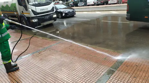 Los servicios de limpieza de Alcalá de Henares limpian las calles de polvo sahariano Los servicios de limpieza de Alcalá de Henares limpian las calles de polvo sahariano
