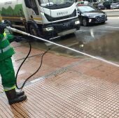 Los servicios de limpieza de Alcalá de Henares limpian las calles de polvo sahariano