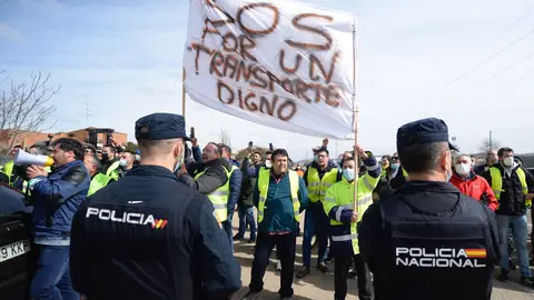 Un centenar de transportistas protesta en Valladolid en un acto al que ha asistido la ministra de transportes del Gobierno, Raquel Sánchez. Un centenar de transportistas protesta en Valladolid en un acto al que ha asistido la ministra de transportes del Gobierno, Raquel Sánchez.