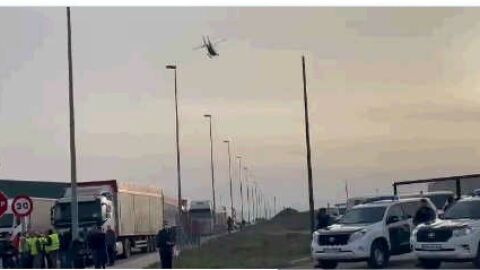 La Guardia Civil escolta camiones con alimento para el ganado en el norte de la provincia