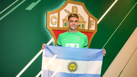 Lucas Boyé posa con la bandera de Argentina delante del escudo del Elche. ELCHE CF
