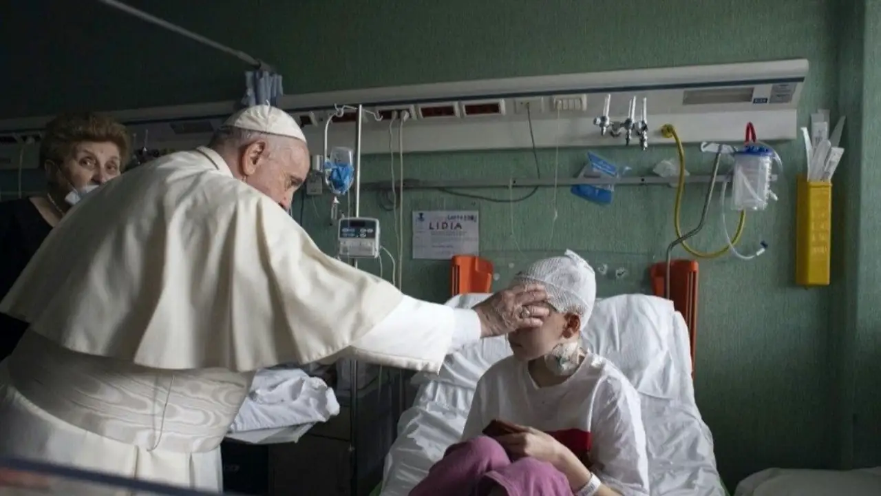 El Papa visita a niños ucranianos hospitalizados El Papa visita a niños ucranianos hospitalizados