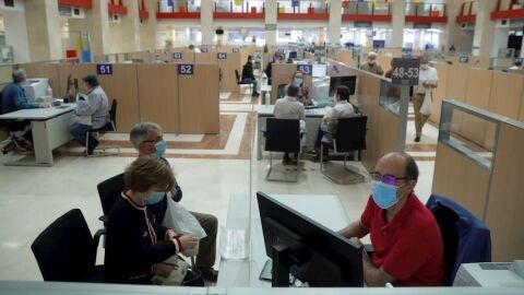 Personas realizando la declaraci&oacute;n de la Renta | FOTO: EFE