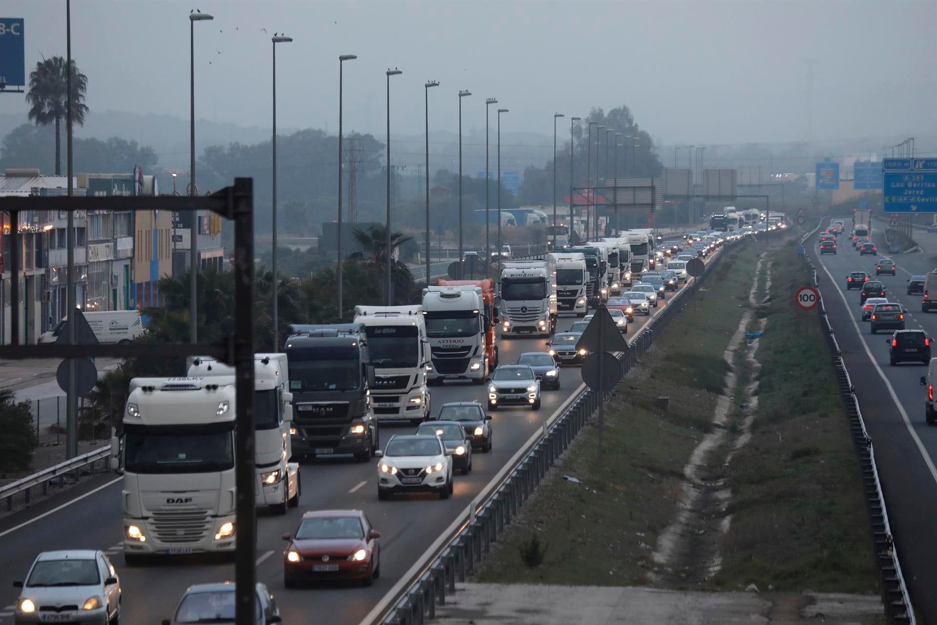 La última ley de la DGT entra en vigor el lunes: Estas son las nuevas medidas y las posibles multas La última ley de la DGT entra en vigor el lunes: Estas son las nuevas medidas y las posibles multas