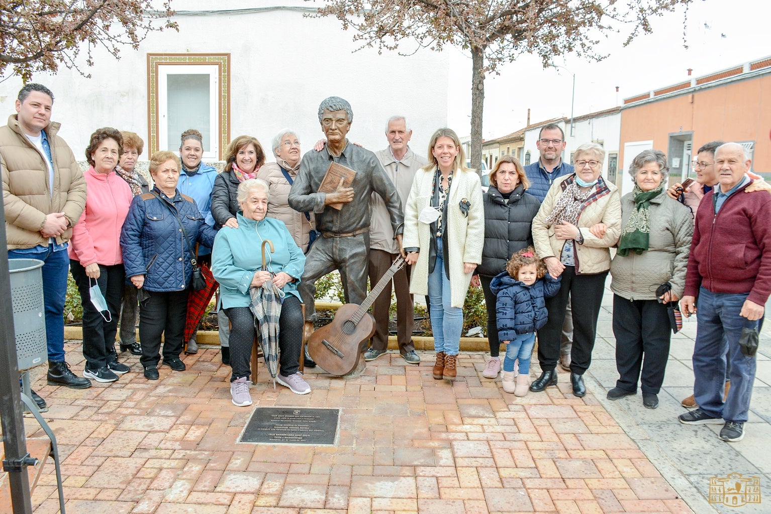 Félix Grande ya tiene su escultura en Tomelloso coincidiendo con el Día de la Poesía Félix Grande ya tiene su escultura en Tomelloso coincidiendo con el Día de la Poesía