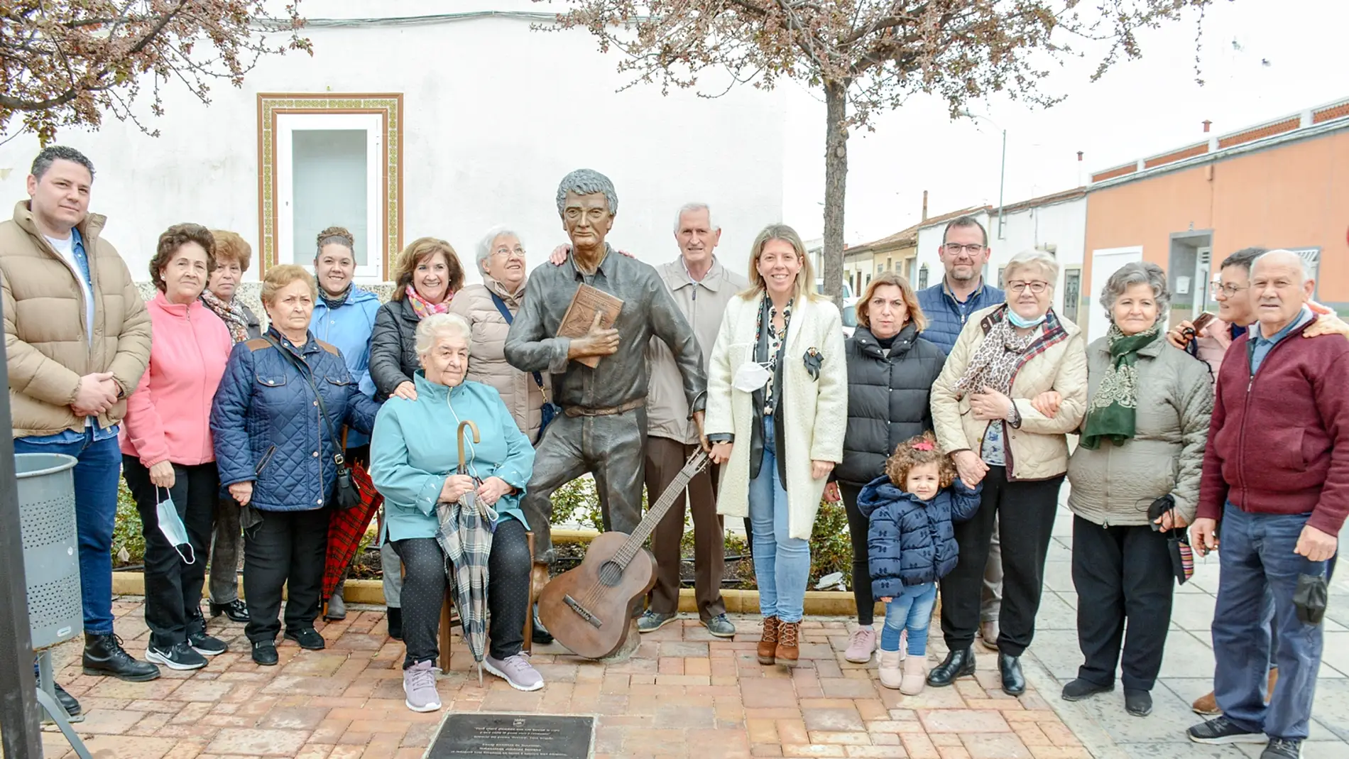 Félix Grande ya tiene su escultura en Tomelloso coincidiendo con el Día de la Poesía