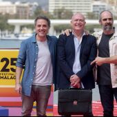 El director Daniel Guzmán y los actores Joaquín González (c) y Luis Tosar presentan 'Canallas' en el Festival de Málaga