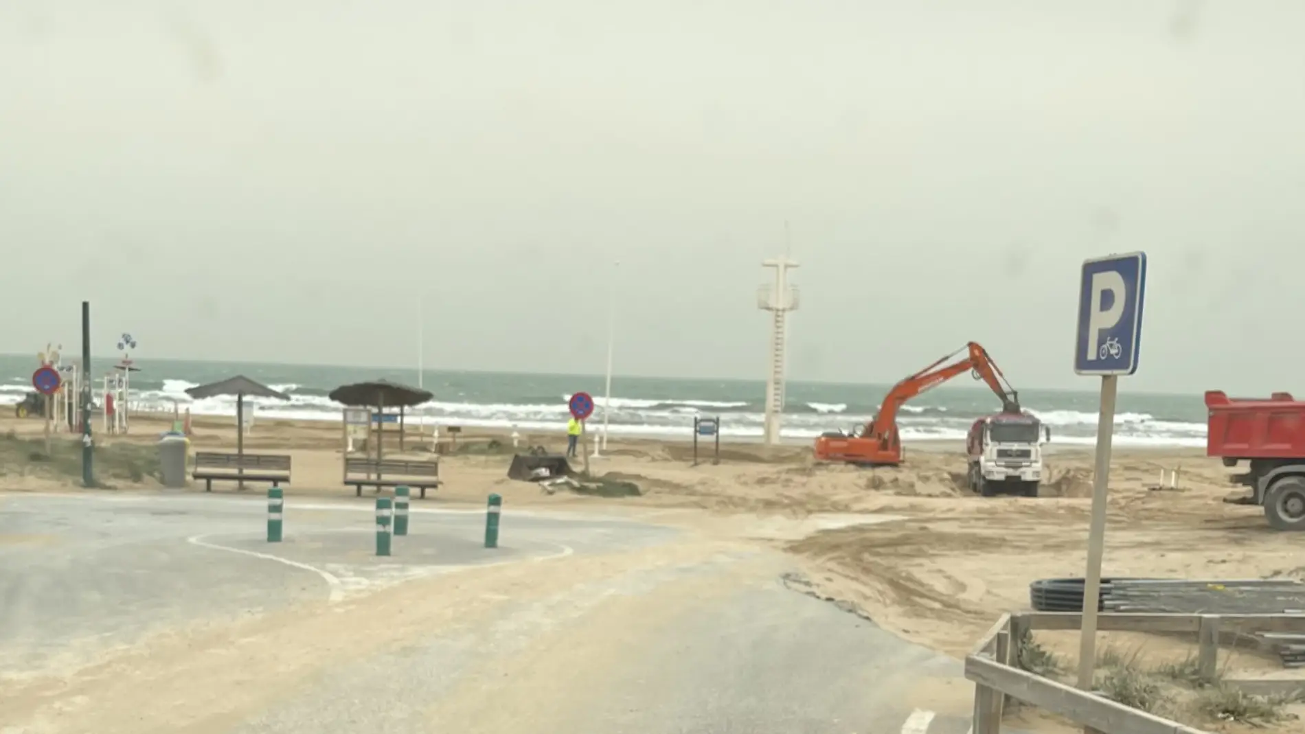 Trabajos de extracción de arena en la playa de El Altet de Elche. 