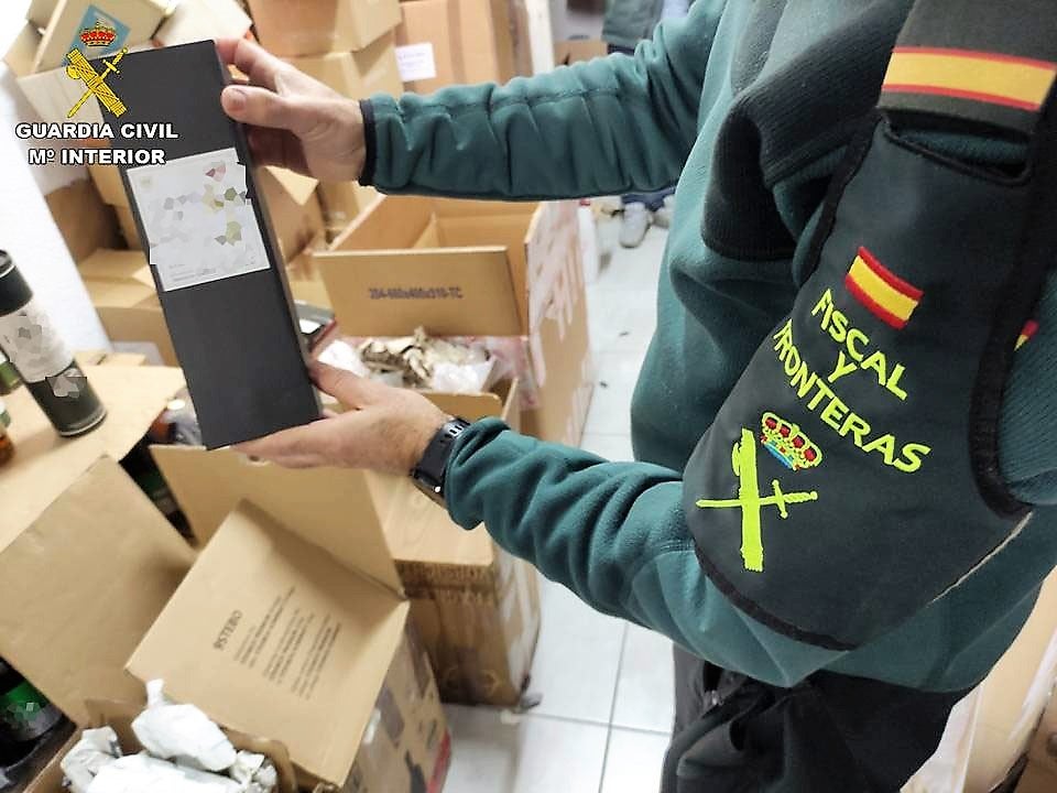 La Guardia Civil levanta acta contra la dueña de un comercio de Elche en el que se localizan 59 botellas de whisky sin etiqueta fiscal La Guardia Civil levanta acta contra la dueña de un comercio de Elche en el que se localizan 59 botellas de whisky sin etiqueta fiscal