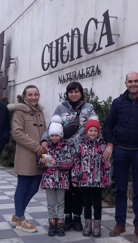 Diana y Milana, dos gemelas ucranianas junto a su madre, el pasado viernes a su llegada a la capital, donde las esperaban Mariano Latorre y Nacho Pérez 