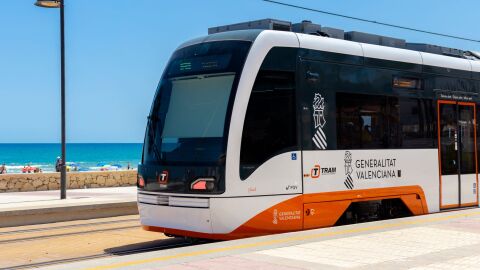 Una unidad del tranv&iacute;a circula cerca de la playa