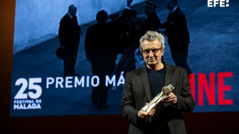 El presidente de la Academia de Cine, Mariano Barroso, tras recoger el premio "M&aacute;laga - SUR" al Cine Espa&ntilde;ol del Festival de Cine de M&aacute;laga celebrado este Domingo en el Teatro Cervantes de M&aacute;laga