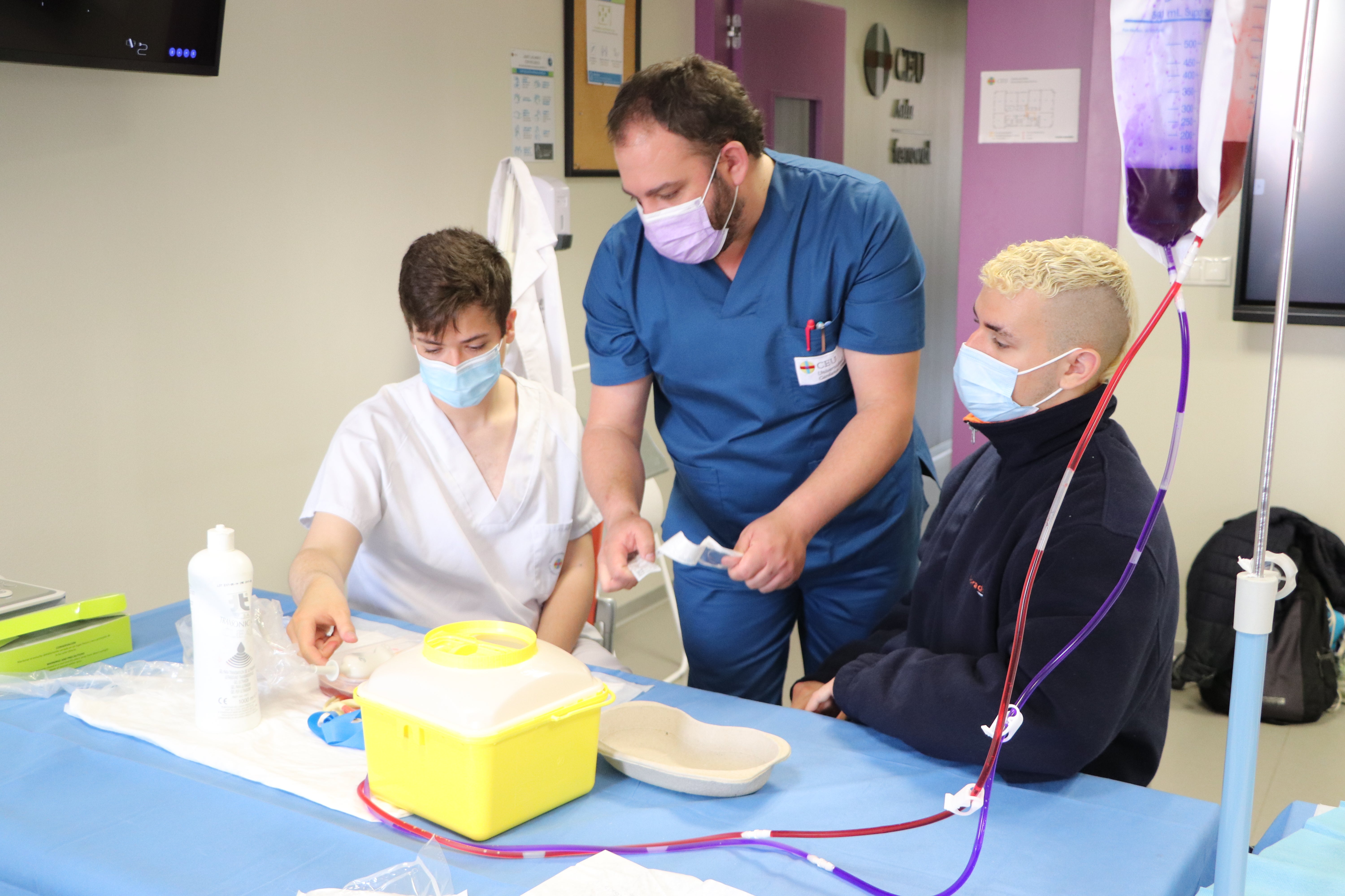 Los alumnos de enfermería del CEU Elche incluyen en sus prácticas una novedosa técnica de canalización de catéter central Los alumnos de enfermería del CEU Elche incluyen en sus prácticas una novedosa técnica de canalización de catéter central