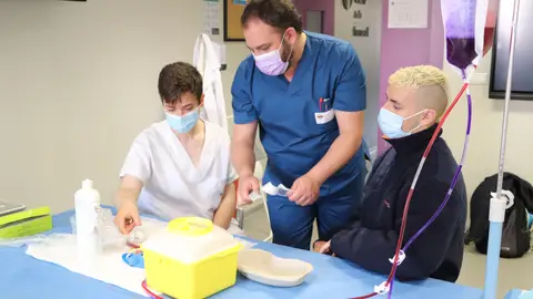 El profesor Francisco Prats con sus alumnos de Enfermería El profesor Francisco Prats con sus alumnos de Enfermería