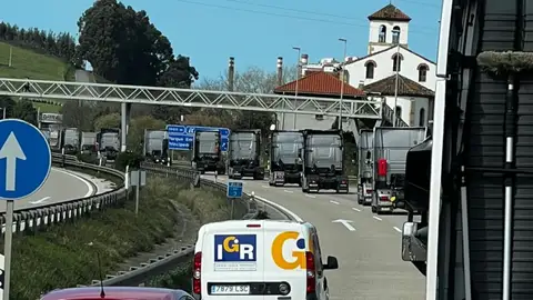Caravana de camiones en la 'Y' Caravana de camiones en la 'Y'