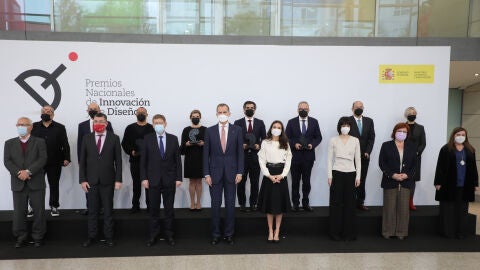 Los premiados junto a los Reyes y autoridades tras el acto de entrega de galardones.