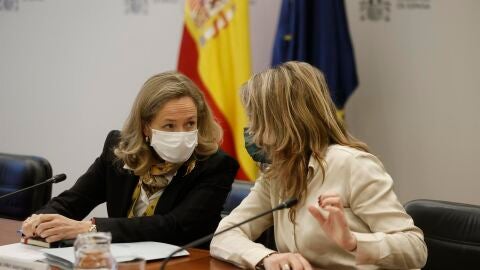 La vicepresidenta primera del Gobierno, Nadia Calvi&ntilde;o y la ministra de Transportes, Raquel S&aacute;nchez.