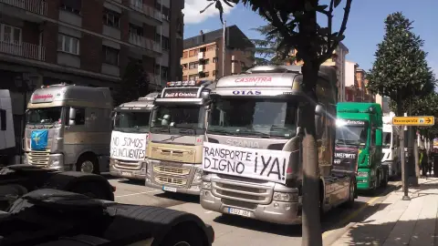 Camiones aparcados en Oviedo en una protesta. 19-03-2022 Camiones aparcados en Oviedo en una protesta. 19-03-2022