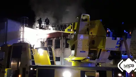 Los bomberos dan por controlado el incendio industrial en Sariego Los bomberos dan por controlado el incendio industrial en Sariego