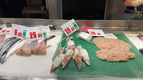 Un puesto de pescado del Mercado Pere Garau de Palma. Un puesto de pescado del Mercado Pere Garau de Palma.