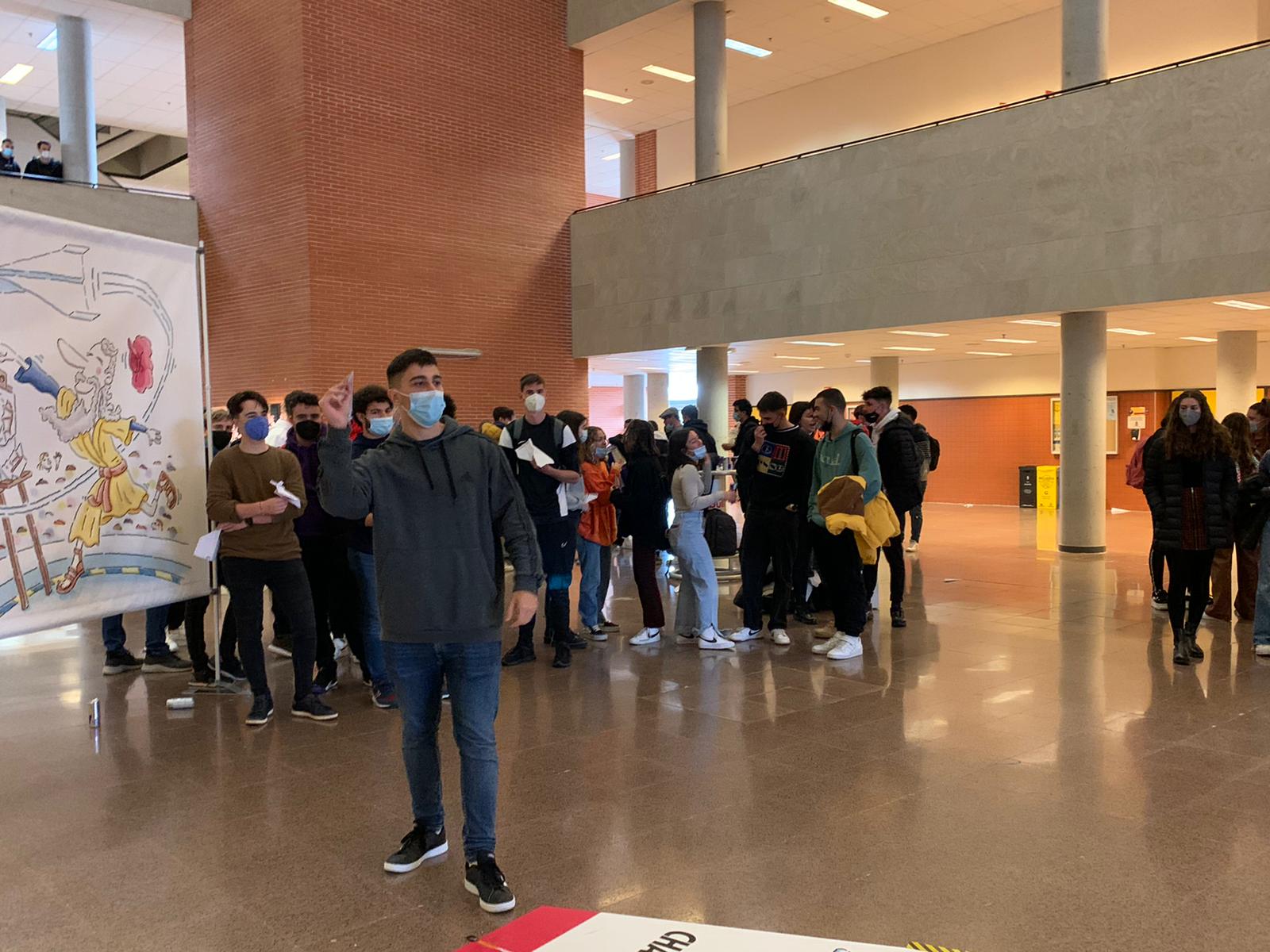 Más de un centenar de estudiantes de la UMH de Elche participan en la clasificación para la final del campeonato Red Bull Paper Wings Más de un centenar de estudiantes de la UMH de Elche participan en la clasificación para la final del campeonato Red Bull Paper Wings