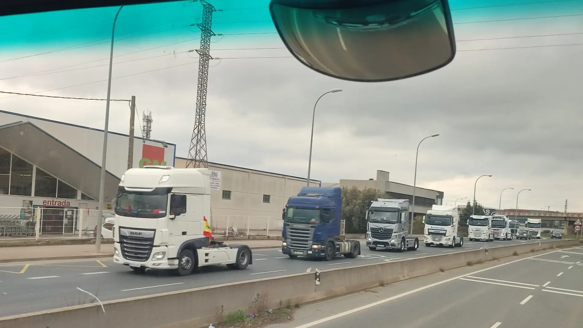 Caravana de camiones en el Polígono Cantabria (Logroño)