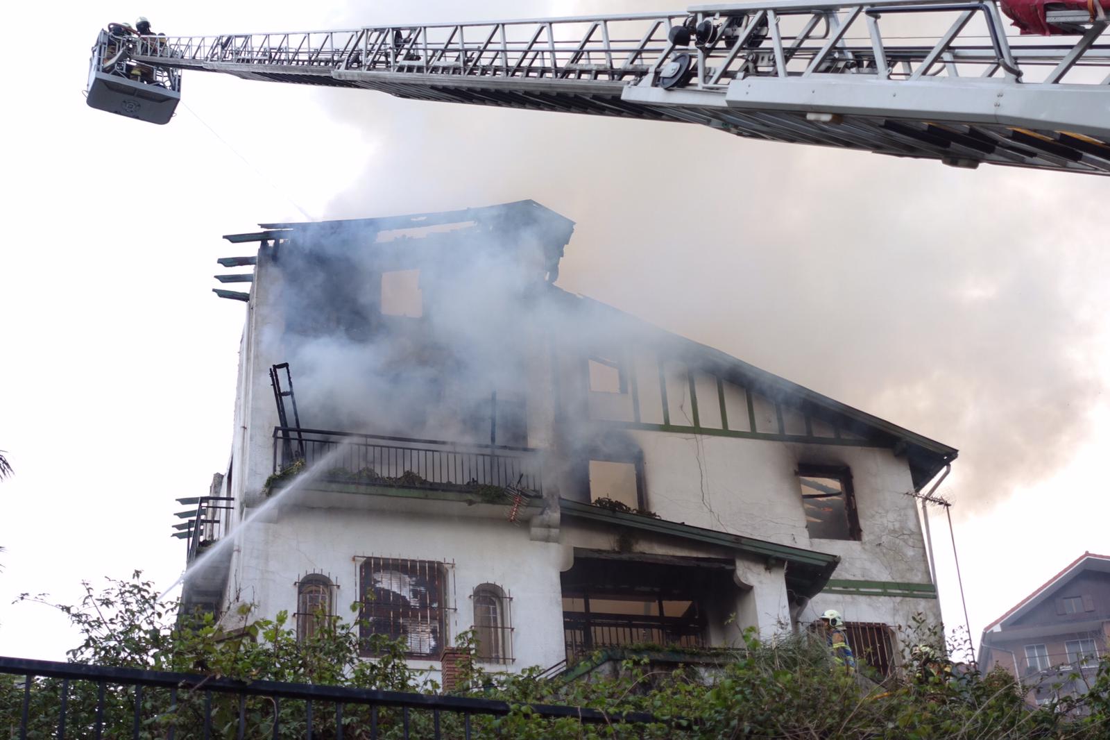 Un detenido acusado de provocar un incendio en una villa en San Sebastián Un detenido acusado de provocar un incendio en una villa en San Sebastián