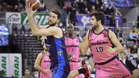 Una acción del Unicaja Banco Oviedo en Granada Una acción del Unicaja Banco Oviedo en Granada