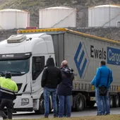 Un pequeño grupo de piquetes increpa a los transportistas a su llegada al Puerto de Bilbao / Efe Un pequeño grupo de piquetes increpa a los transportistas a su llegada al Puerto de Bilbao / Efe