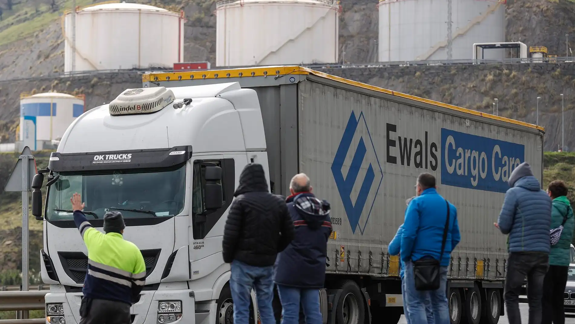 Un pequeño grupo de piquetes increpa a los transportistas a su llegada al Puerto de Bilbao / Efe