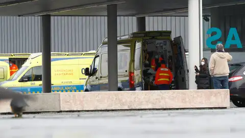 Ambulancias en una zona de urgencias. Ambulancias en una zona de urgencias. / Efe