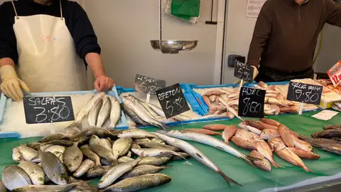 Un puesto de pescado del Mercado Pere Garau de Palma. Un puesto de pescado del Mercado Pere Garau de Palma.