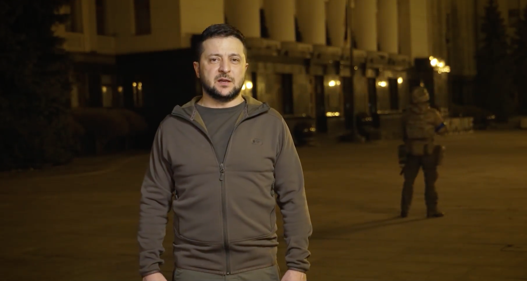 Zelenski hace un nuevo llamamiento al mundo desde las calles de Kiev: "Os pido que os levantéis contra la guerra" Zelenski hace un nuevo llamamiento al mundo desde las calles de Kiev: "Os pido que os levantéis contra la guerra"