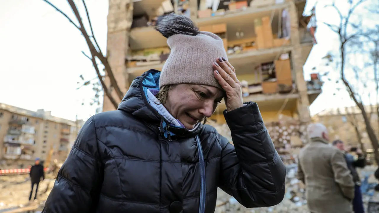 Guerra en Ucrania: Una mujer llora cerca de un edificio destrozado por un ataque ruso Guerra en Ucrania: Una mujer llora cerca de un edificio destrozado por un ataque ruso