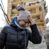Guerra en Ucrania: Una mujer llora cerca de un edificio destrozado por un ataque ruso
