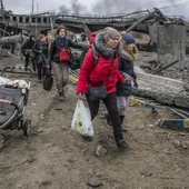 Ciudadanos ucranianos huyen de una ciudad bombardeada Ciudadanos ucranianos huyen de una ciudad bombardeada