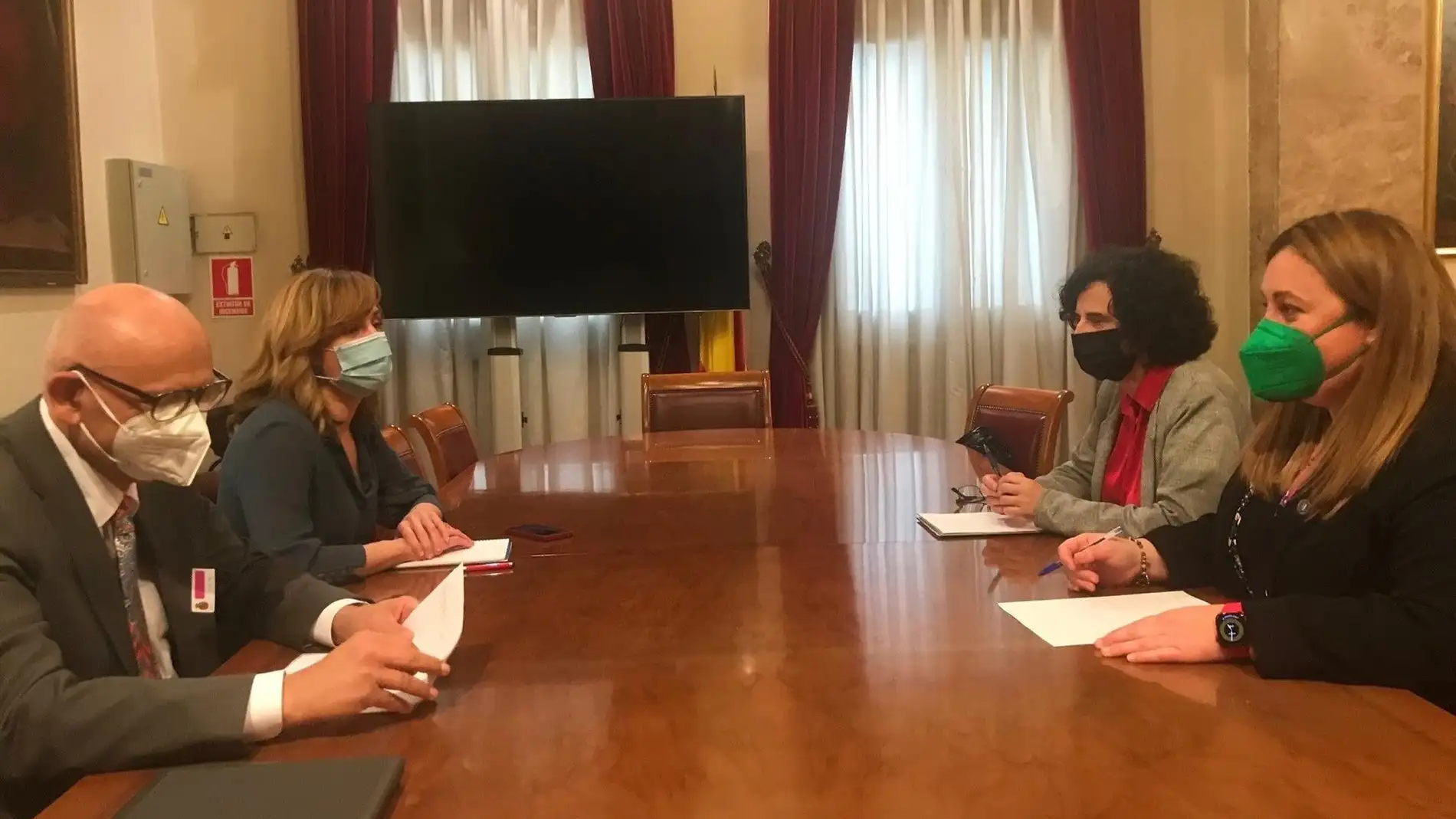 Reunión entre la ministra de educación, Pilar Algería, y las consejeras Lidia Espina y berta Piñán sobre el asturiano