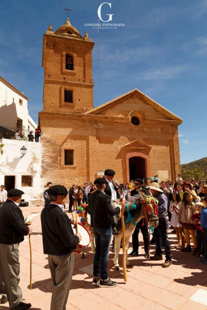 Las Cuartetas de Laroya, una tradición profana que se celebra cada Domingo de Resurrección Las Cuartetas de Laroya, una tradición profana que se celebra cada Domingo de Resurrección