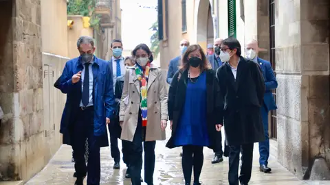 Maroto confía en que las medidas para bajar la factura energética se trasladen a los precios El expresidente del Gobierno, José Luis Rodríguez Zapatero; la ministra de Industria, Comercio y Turismo, Reyes Maroto y la presidenta del Govern balear, Francina Armengol, a su llegada a una jornada sobre fondos europeos y turismo en Palma de Mallorca. - CAIB