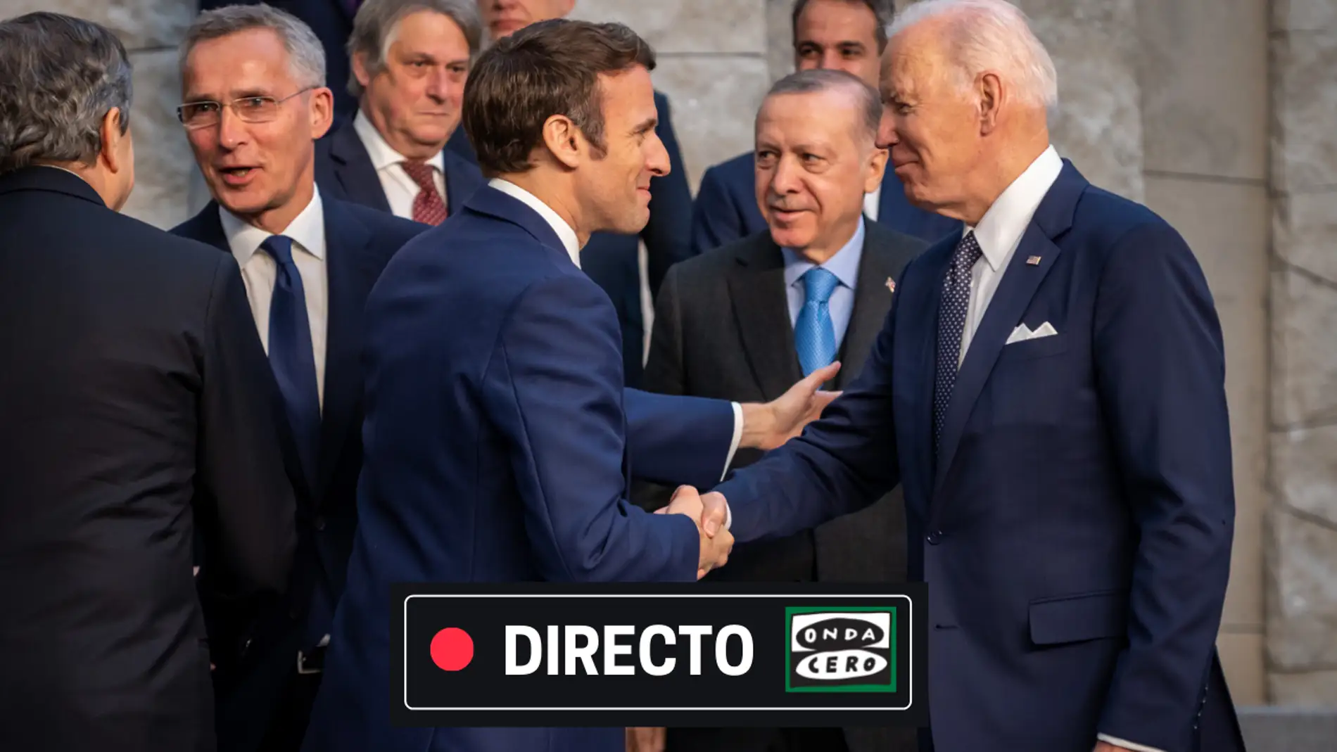 Macron saluda a Biden ante Stoltenberg a su llegada a la cumbre de la OTA en Bruselas/EFE
