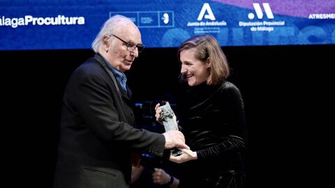 Carla Sim&oacute;n entrega a Carlos Saura su Biznaga de Honor del 25 Festival de M&aacute;laga